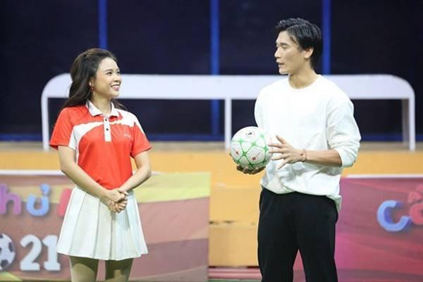 MC Sam cùng Bùi Tiến Dũng khi tham gia chương trình truyền hình.