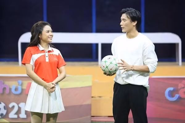 MC Sam cùng Bùi Tiến Dũng khi tham gia chương trình truyền hình.