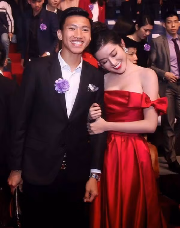 Huyền My ngả đầu vào vai Văn Hậu tình cảm nhưng nam cầu thủ chỉ biết cười ngượng.