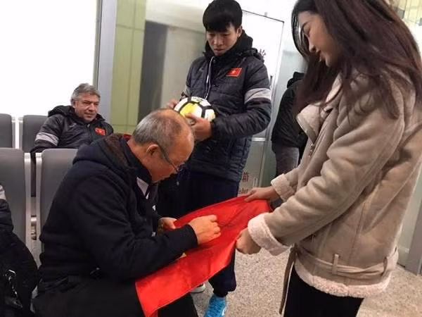 Hoa hậu Đỗ Mỹ Linh từng về Việt Nam trên chuyến bay chung với đội tuyển Việt Nam. Người đẹp hào hứng cầm lá cờ Tổ quốc xin chữ ký của HLv Park và các cầu thủ trong đội tuyển.