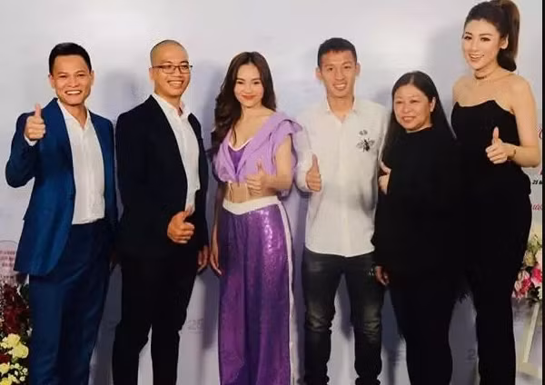 Lan Ngọc tự nhiên, thoải mái trái ngược hoàn toàn với cầu thủ nổi tiếng của tuyển Việt Nam.