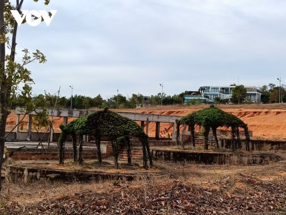 Dự án có tổng mức đầu tư 216.073.429.000 đồng. Mục tiêu của dự án là xây dựng hình thành khu trung tâm thương mại dịch vụ và dân cư đô thị mới theo hướng hiện đại, có đầy đủ hệ thống hạ tầng, tạo điểm nhấn cho cửa ngõ vào trung tâm du lịch Hàm Tiến- Mũi Né; tạo quỹ đất ở, nhà ở và khu vui chơi giải trí mua sắm phục vụ nhu cầu đất ở, nhà ở, vui chơi giải trí cho người dân trong tỉnh và các vùng lân cận. (Ảnh: VOV).