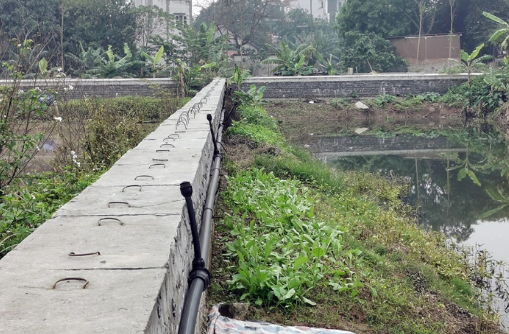 Các lô đất đấu giá được xác định vị trí, ranh giới bằng các ống nhựa. (Ảnh: Báo Giao thông).