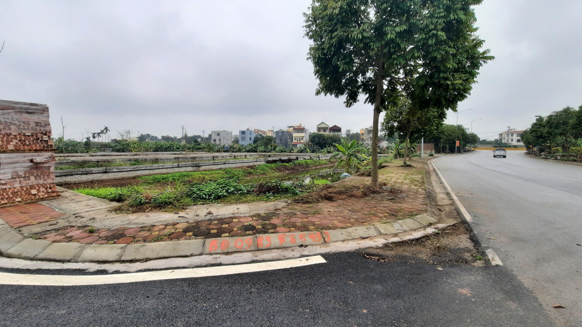 Tại 26 lô đất đấu giá, hạ tầng về giao thông, vỉa hè, cống thoát nước đã được hoàn thiện. Tuy nhiên, hạng mục đèn chiếu sáng vẫn chưa được lắp đặt. (Ảnh: Báo Giao thông).