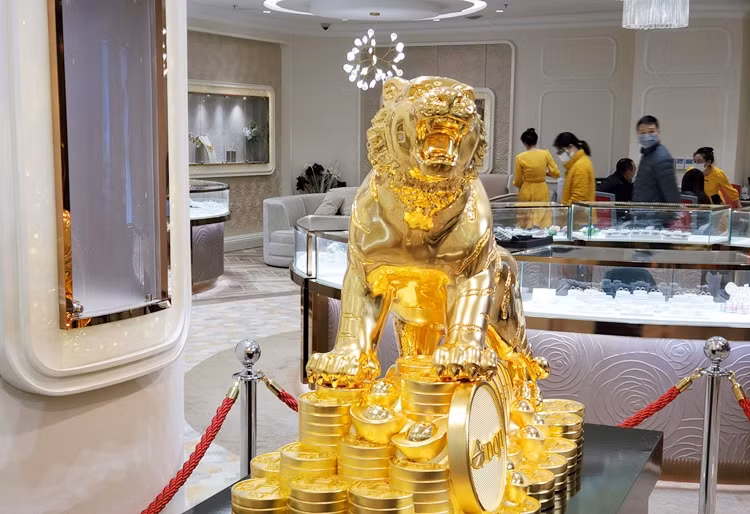Chiêm ngưỡng tượng “Kim Dần Vương Bảo” bằng vàng ròng dịp vía Thần Tài.