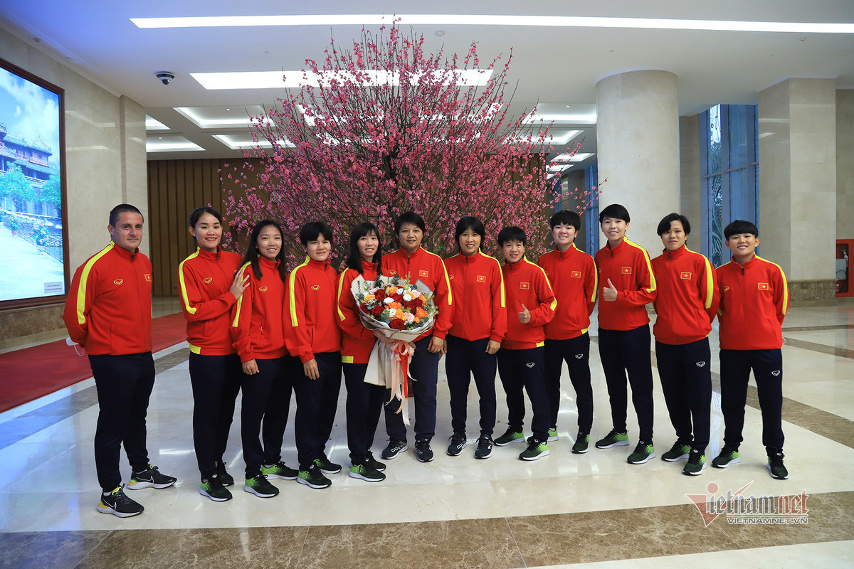 Chủ tịch nước Nguyễn Xuân Phúc đã ký quyết định phong tặng đội tuyển bóng đá nữ quốc gia và Huấn luyện viên trưởng Mai Đức Chung Huân chương Lao động hạng Nhất. Các vận động viên khác là Chương Thị Kiều, Huỳnh Như và Nguyễn Thị Tuyết Dung được Chủ tịch nước tặng thưởng Huân chương Lao động hạng Nhì. Các vận động viên Thái Thị Thảo, Nguyễn Thị Bích Thùy, Trần Thị Kim Thanh và Phạm Hải Yến được Chủ tịch nước tặng thưởng Huân chương Lao động hạng Ba. Thủ tướng Chính phủ cũng ra quyết định tặng bằng khen cho 29 cá nhân trong đội tuyển