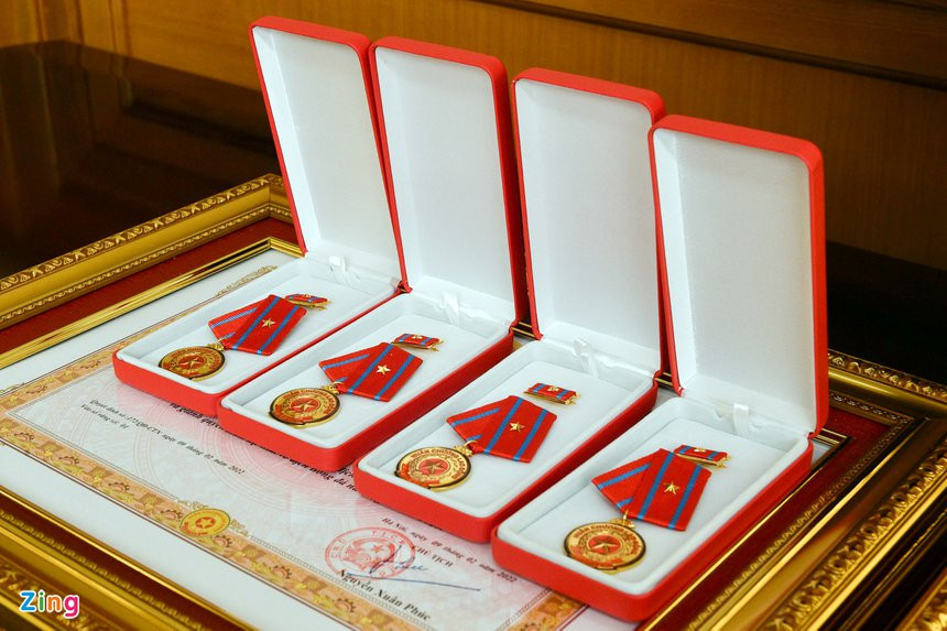 Huân chương Lao động và bằng khen được chuẩn bị để trao thưởng cho tuyển nữ Việt Nam. (Ảnh: Zing.vn).
