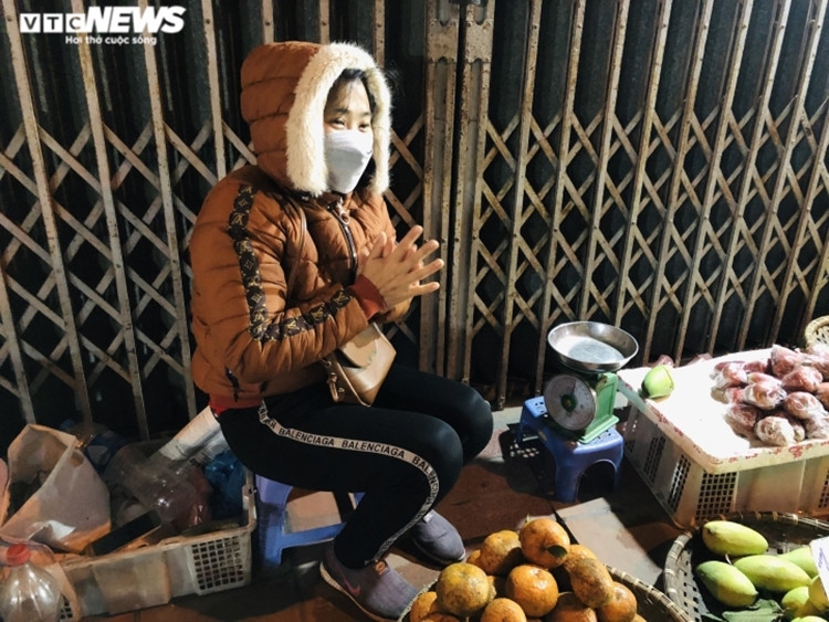 Dù thời tiết lạnh như cắt da thịt ở Hà Nội, nhiều người lao động nghèo vẫn lặng lẽ mưu sinh trong đêm để mong có thêm thu nhập. (Ảnh: VTC News).