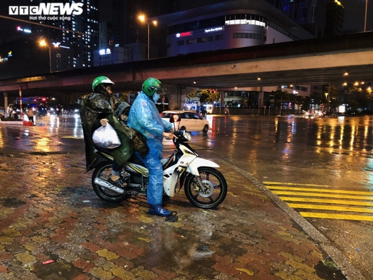 Trời lạnh buốt, mưa phùn khiến công việc mưu sinh của nhiều lao động càng khó nhọc. (Ảnh: VTC News).