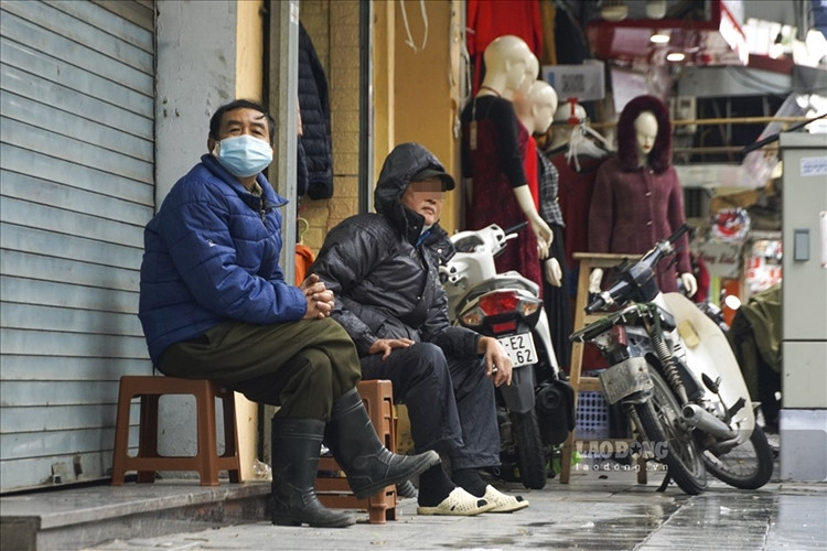 Người dân Hà Nội co ro đón đợt rét đậm, rét hại nhất năm. (Ảnh: Lao Động).