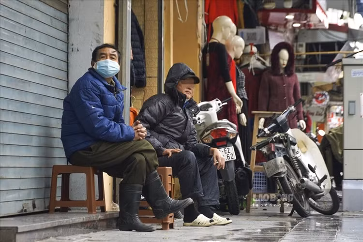 Người dân Hà Nội co ro đón đợt rét đậm, rét hại nhất năm. (Ảnh: Lao Động).