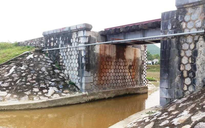 Sau khi gây án, Vân lấy dao tự đâm mình rồi nhảy xuống sông tự tử. Phát hiện vụ việc, người dân đã đưa cả hai vợ chồng đi cấp cứu. Hiện tại sức khỏe cả 2 đã ổn định. Ngày 6/5/2020, Viện KSND TP.Cần Thơ đã phê chuẩn quyết định khởi tố bị can, lệnh bắt tạm giam đối với Trần Khánh Vân để điều tra về tội giết người. (Ảnh minh họa).