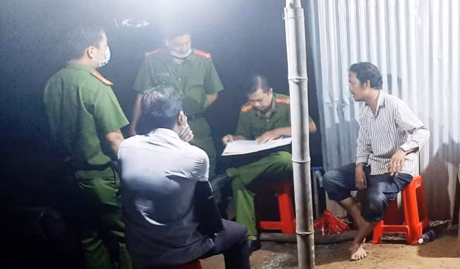  Giết người tình vì ghen rồi tự tử bằng thuốc diệt cỏ: Chiều 17/11/2020, một người chăm sóc cây kiểng cho bà L.T.K.C (SN 1978; ngụ thị xã Gò Công, tỉnh Tiền Giang) phát hiện bà C. tử vong trước cửa nhà, trên người có nhiều vết thương. Cạnh đó, có 1 cây dao nhọn và 1 cây kéo.