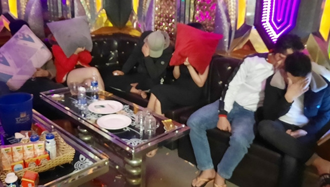  Bắt quả tang 12 nam, nữ "phê" ma túy trong quán karaoke: Rạng sáng 19/1, lực lượng Công an tỉnh Quảng Nam thấy quán karaoke Thiên Đường (phường An Mỹ, TP.Tam Kỳ) dù bên ngoài "cửa đóng then cài" nhưng bên trong đang có khách hát với âm thanh lớn, công an tiến hành kiểm tra tại hiện trường phát hiện 4 đĩa sứ chứa chất rắn dạng tinh thể màu trắng có tổng trọng lượng 0,31g, nghi là ma túy đá (ketamine) và nhiều dụng cụ sử dụng ma túy. Công an xác định có 10 nam, 2 nữ dương tính với chất ma túy.
