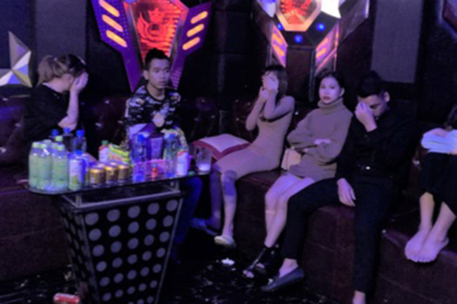  18 người mở tiệc ma túy trong quán karaoke: Tối 17/1, Công an tỉnh Bắc Giang tiến hành kiểm tra quán karaoke Nice ở thị trấn Bích Động, huyện Việt Yên. Thời điểm đó, quán có 18 khách (9 nam, 9 nữ) đang sử dụng dịch vụ. Tiến hành test nhanh, tổ công tác phát hiện 10 người dương tính với chất ma túy. Tại hiện trường, công an thu giữ hơn 11 triệu đồng tiền mặt, 2 xe máy, 2 laptop, 11 điện thoại di động cùng nhiều tang vật hỗ trợ việc sử dụng ma túy khác.