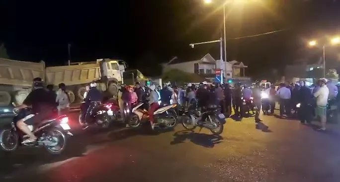  Thi thể nạn nhân bị kéo dưới gầm container gần 60km: tối 17/1, tại thị trấn Phan Rí Cửa, huyện Tuy Phong (Bình Thuận) xe đầu kéo do tài xế Bùi Minh Tùng (49 tuổi; trú thị trấn Vĩnh Bình, huyện Gò Công Tây, tỉnh Tiền Giang) điều khiển va chạm với xe máy do ông Trần Đức Vân (45 tuổi; trú xã Hòa Minh, huyện Tuy Phong) điều khiển. Vụ tai nạn khiến xe máy của ông Vân văng vào lề đường, nạn nhân bị cuốn vào gầm xe đầu kéo. Sau vụ tai nạn, tài xế Tùng tiếp tục điều khiển chiếc xe container, phía dưới gầm có thi thể ông Vân chạy tiếp gần 60km.