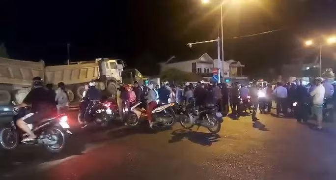  Thi thể nạn nhân bị kéo dưới gầm container gần 60km: tối 17/1, tại thị trấn Phan Rí Cửa, huyện Tuy Phong (Bình Thuận) xe đầu kéo do tài xế Bùi Minh Tùng (49 tuổi; trú thị trấn Vĩnh Bình, huyện Gò Công Tây, tỉnh Tiền Giang) điều khiển va chạm với xe máy do ông Trần Đức Vân (45 tuổi; trú xã Hòa Minh, huyện Tuy Phong) điều khiển. Vụ tai nạn khiến xe máy của ông Vân văng vào lề đường, nạn nhân bị cuốn vào gầm xe đầu kéo. Sau vụ tai nạn, tài xế Tùng tiếp tục điều khiển chiếc xe container, phía dưới gầm có thi thể ông Vân chạy tiếp gần 60km.