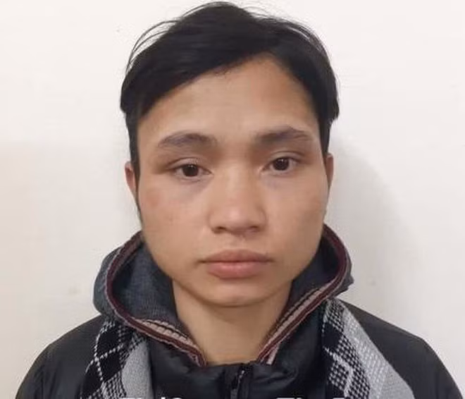  Trộm cắp tài sản ở chợ Đồng Xuân: Ngày 14/1, Công an phường Đồng Xuân, Hà Nội làm nhiệm vụ tuần tra kiểm soát trên trên tuyến phố Hàng Khoai thì phát hiện Nguyễn Văn Thắng (SN 1996; trú tại xã Lê Thanh, huyện Mỹ Đức, Hà Nội) chạy ra từ trong chợ Đồng Xuân có biểu hiện nghi vấn. Ngay sau đó lực lượng chức năng đã khống chế bắt giữ. Đối tượng khai nhận vừa thực hiện hành vi trộm cắp tài sản tại kiot tầng 2 chợ Đồng Xuân. Hôm nay, Công an quận Hoàn Kiếm cho biết đang tạm giữ Thắng để điều tra về hành vi “Trộm cắp tài sản”. 