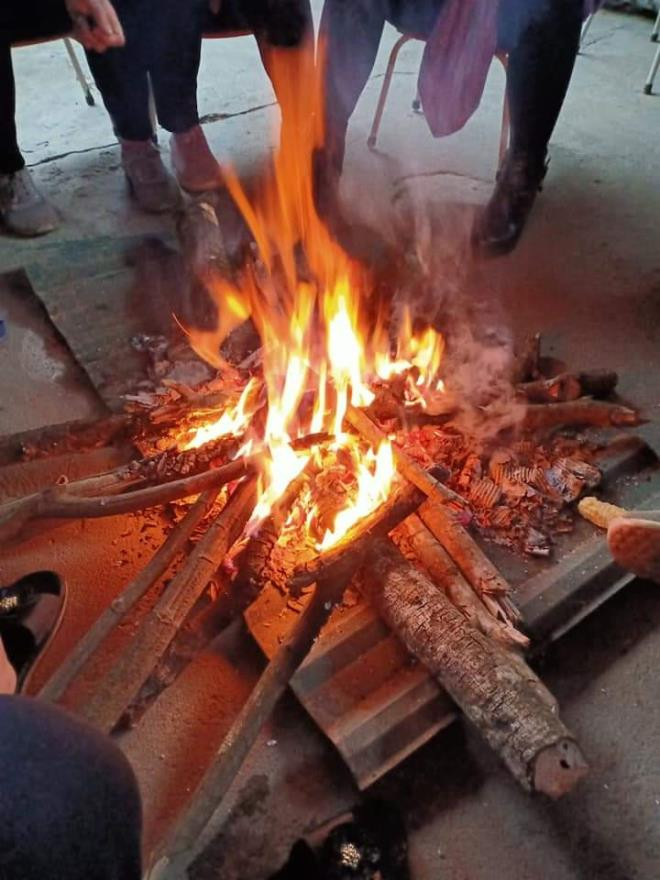 Cách duy nhất để sưởi ấm trong những ngày đông là đốt lửa. Ở điểm trường Xín Cái, hàng năm phụ huynh đều chủ động quyên góp củi cho nhà trường. Trong nền nhiệt chỉ vài độ C, giáo viên và học sinh vẫn đến trường. (Ảnh: GVCC)