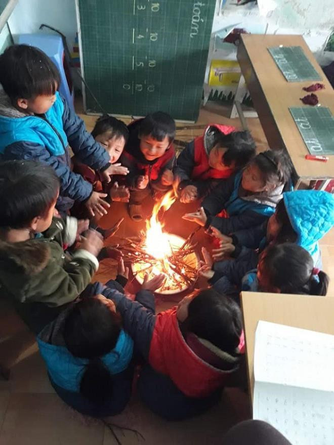 Mong muốn của nhiều thầy cô là các em học sinh nhận được quan tâm, hỗ trợ hơn nữa về điều kiện sinh hoạt, học tập. (Ảnh: GVCC).