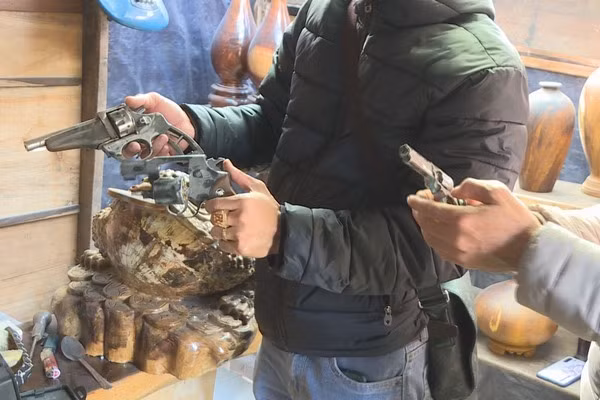 Mở rộng điều tra, Công an TP Buôn Ma Thuột đã bắt giữ thêm đồng phạm của Luân là Đặng Đinh Hồng Giang (35 tuổi, ngụ phường Khánh Xuân, TP Buôn Ma Thuột). Bước đầu, Công an TP Buôn Ma Thuột đã làm rõ, từ giữa năm 2020 đến nay, đối tượng Luân đã thực hiện trót lọt hơn 30 vụ trộm cắp tài sản ở 2 tỉnh Đắk Lắk và Đắk Nông. Riêng 4 khẩu súng, kết quả giám định có 2 khẩu có tính năng như súng quân dụng, 1 khẩu súng hơi và 1 khẩu súng thể thao. 