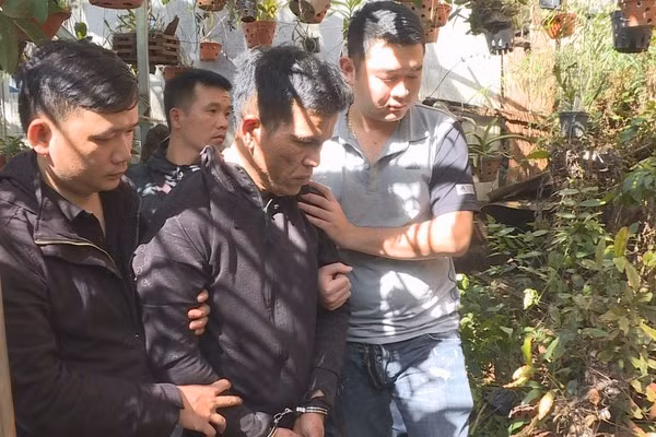 Ngày 12/1, Công an TP Buôn Ma Thuột, tỉnh Đắk Lắk cho biết thông tin về vụ bắt giữ đối tượng buôn bán ma túy có 4 khẩu súng, theo đó, cơ quan chức năng đang tạm giữ hình sự đối tượng Nguyễn Thành Luân (34 tuổi, ngụ ở phường Ea Tam, TP Buôn Ma Thuột, tỉnh Đắk Lắk) để điều tra về các hành vi vi phạm pháp luật. 