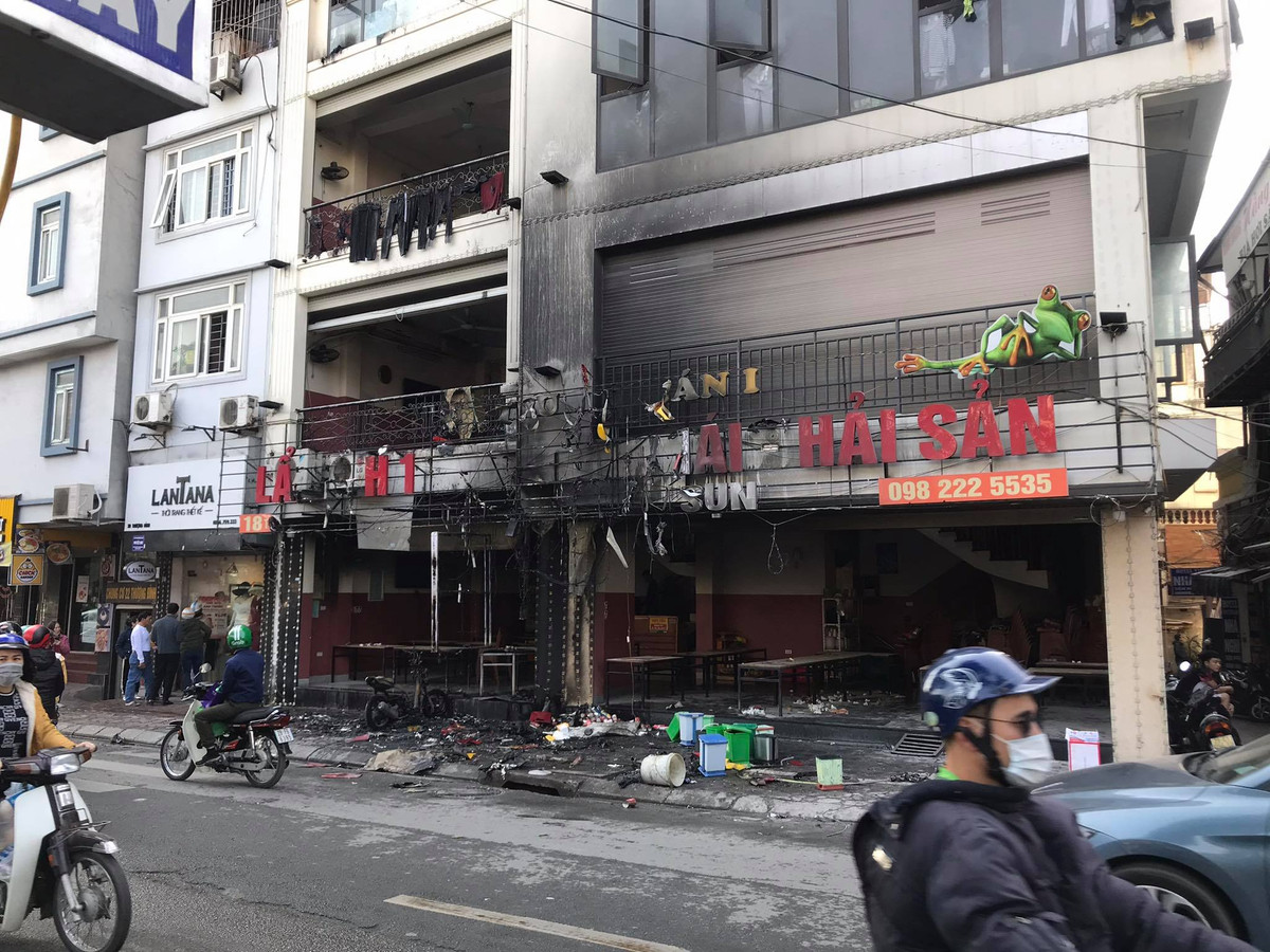 Một loạt biển hiệu của nhà hàng bị ngọn lửa thiêu cháy, cùng với đó là quần áo phơi ngoài ban công và một chiếc xe máy đỗ tại tầng 1 nhà hàng lẩu cũng bị thiêu rụi. 