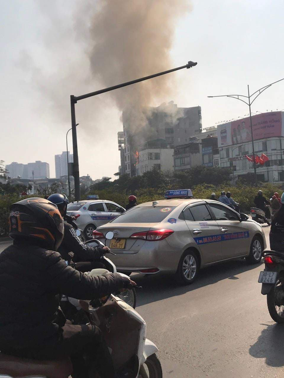 Hiện vụ lửa cháy thiêu rụi tầng 5 của một quán lẩu ở Hà Nội đang được cơ quan chức năng điều tra, làm rõ.