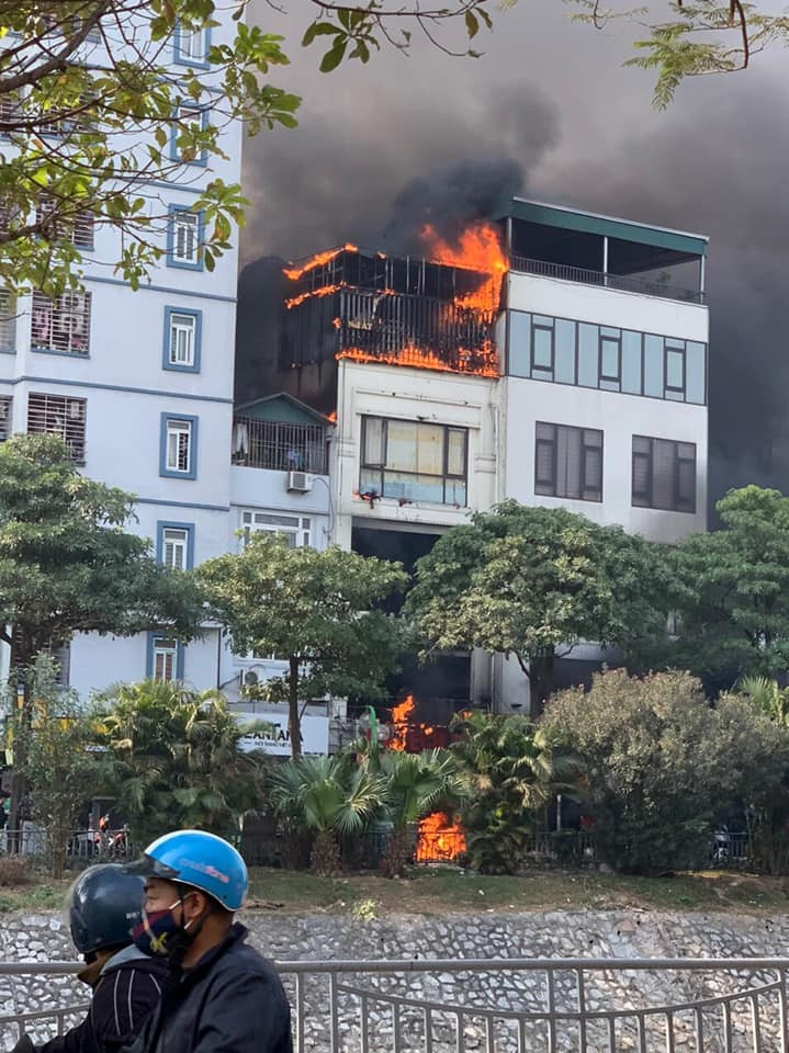 Tại hiện trường, vụ cháy xuất phát từ tầng 5 của nhà hàng lẩu, một số nhân chứng cho biết đây là khu vực bếp nấu ăn của nhà hàng này. 