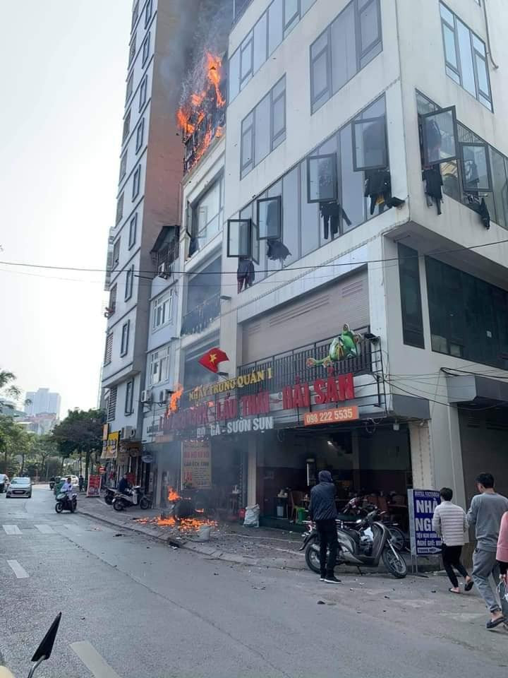 Một cán bộ Công an phường Thượng Đình cho biết, khoảng 14h cùng ngày, công an phường nhận được tin báo nên đã cử lực lượng ra hiện trường, phối hợp với đội PCCC khống chế ngọn lửa.