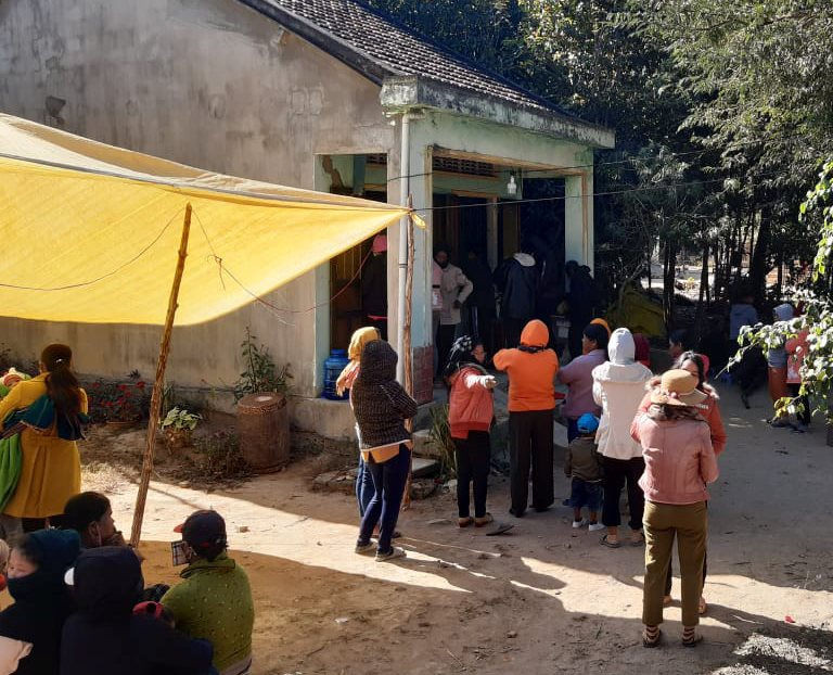  Phát hiện người đàn ông chết trong tư thế treo cổ: Ngày 15/1, ông Đinh Ngọc Hải, Chủ tịch UBND xã Đăk Ruồng, huyện Kon Rẫy, tỉnh Kon Tum cho biết, một người đàn ông trên địa bàn vừa được gia đình phát hiện tử vong trong tư thế treo cổ. Nạn nhân là anh A Trâm (31 tuổi, trú thôn 12, xã Đăk Ruồng). Trước đó, trong lúc vận chuyển gỗ về thì bị Công an Huyện Kon Rẫy phát hiện, lập biên bản và mời lên làm việc nhiều lần dẫn đến xảy ra sự việc đau lòng trên. 