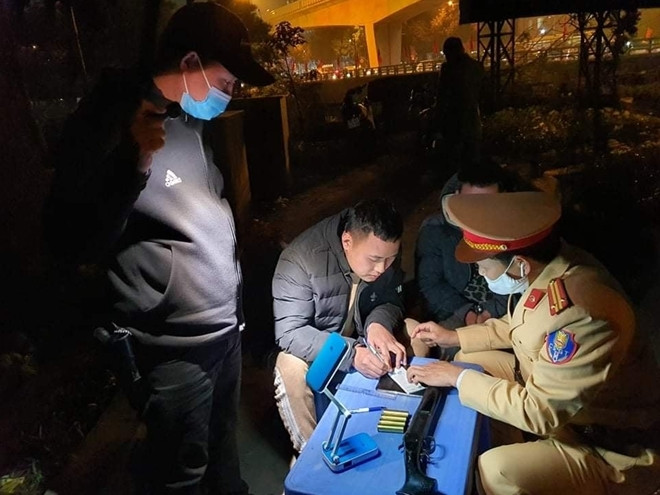  Tài xế vi phạm nồng độ cồn mang theo súng quân dụng: Khoảng 21h50 ngày 14/1, khi làm nhiệm vụ tại cầu Trắng, quận Hà Đông (Hà Nội), Tổ công tác Y21/141 (Công an thành phố Hà Nội) phát hiện xe ô tô có biểu hiện nghi vấn nên đã kiểm tra. Người điều khiển ô tô là Nguyễn Minh Hoàng (SN 1992) trú tại Hà Trì, Hà Cầu, Hà Đông, Hà Nội. Hoàng vi phạm ở mức 0,094 miligam/1 lít khí thở, sau cốp xe có một túi xách, bên trong có một khẩu súng quân dụng và 4 viên đạn màu vàng đồng dài 6,5 cm, rộng 2 cm. 