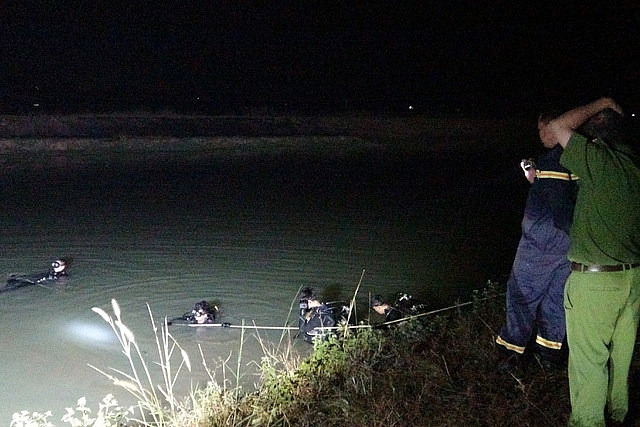  Người phụ nữ nghi ôm 2 con nhảy xuống kênh lúc nửa đêm: Ngày 15/1, Công an Tây Ninh cho biết đã tìm được thi thể chị Nguyễn Thị Hồng N. (SN 1997, ngụ phường Ninh Sơn, TP Tây Ninh) bị đuối nước tại kênh Tây (đoạn qua xã Bàu Năng, huyện Dương Minh Châu). Riêng 2 người con gái của nạn nhân là bé Nguyễn Ngọc Trâm A. (SN 2014) và bé Nguyễn Ngọc Bảo V. (SN 2017) vẫn chưa tìm thấy. Được biết vụ việc xảy ra vào khoảng 0h45 cùng ngày. 