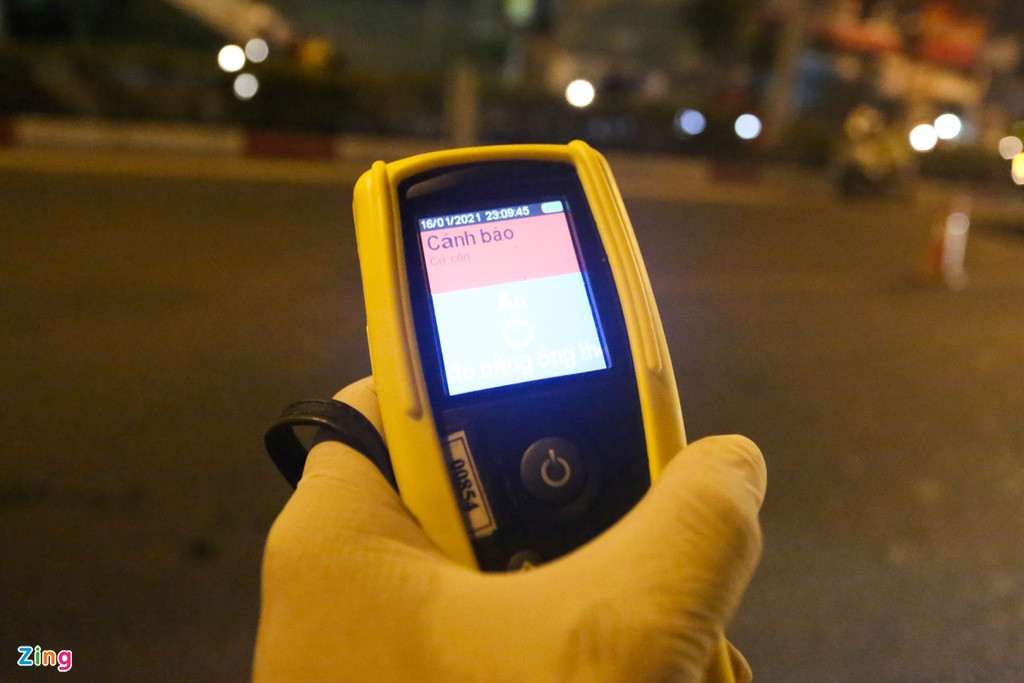 Nếu máy phát hiện cảnh báo có nồng độ cồn trong hơi thở, lái xe sẽ được CSGT mời vào sát lề đường để đo bằng máy có ống thổi. 