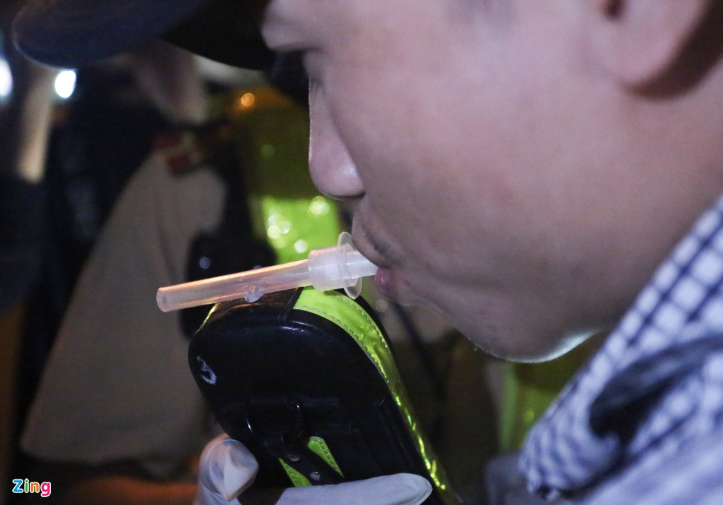 Nếu tài xế không vi phạm, CSGT sẽ cảm ơn và mời tiếp tục hành trình. "Nhiều trường hợp tài xế chở khách có hơi men ngồi kế bên. Khi đưa thiết bị vào trong ôtô kiểm tra, máy phát tín hiệu cảnh báo có cồn. Tuy nhiên, khi kiểm tra tài xế bằng máy có ống thổi thì không vi phạm", một cán bộ CSGT cho biết.