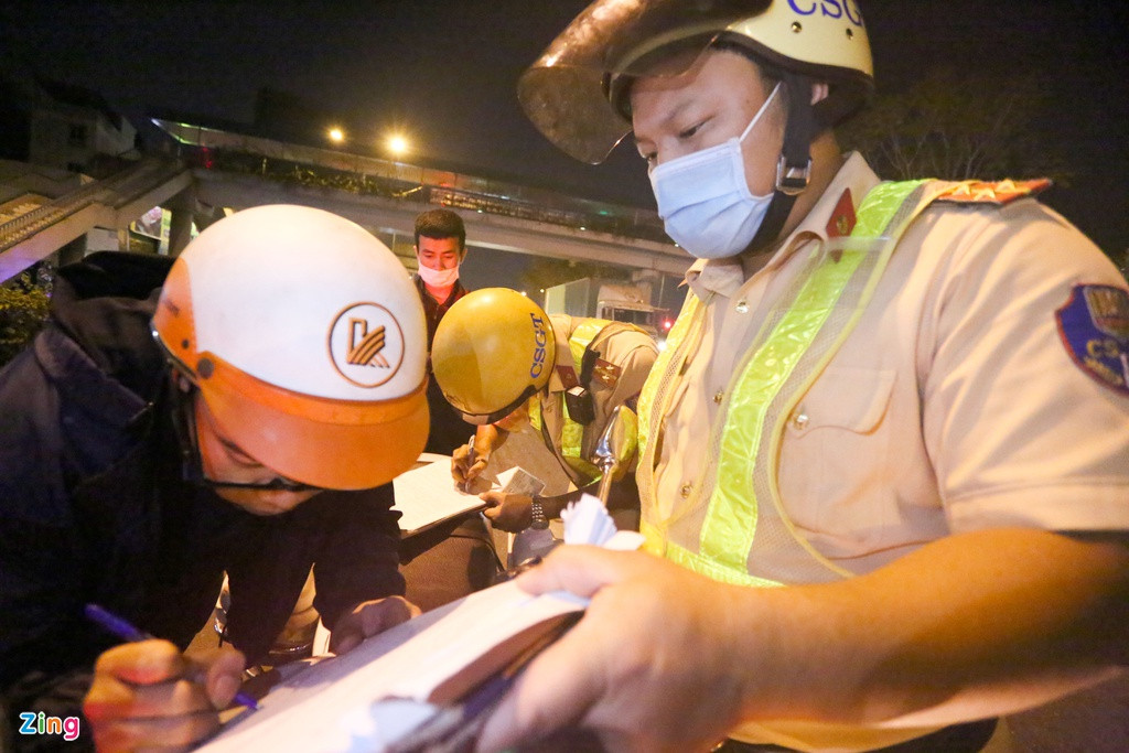 Trong lúc CSGT đang làm nhiệm vụ, anh Trương Quế Minh (35 tuổi, ngụ quận 5), bất ngờ chạy xe máy vào làn ôtô và bị CSGT giữ lại kiểm tra. Anh Minh vi phạm nồng độ cồn mức 0,879 mg/l khí thở. Tài xế này bị CSGT phạt 7 triệu đồng, giữ xe 7 ngày và tước giấy phép lái xe 23 tháng.