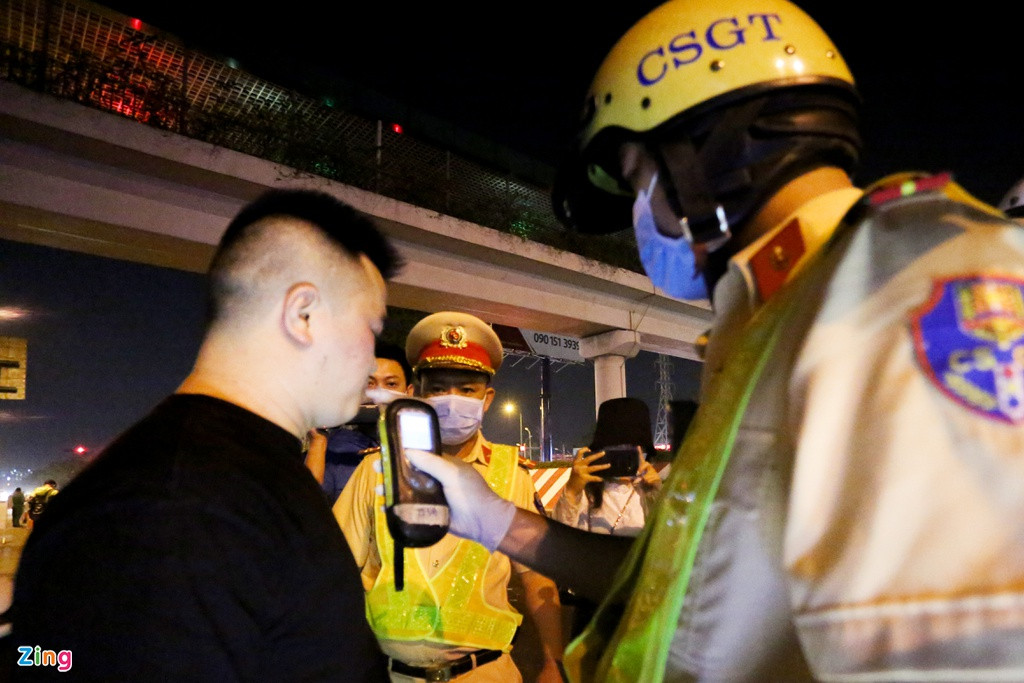 Lúc 23h, nam tài xế tên Bùi Công Đức (31 tuổi) bị CSGT kiểm tra phát hiện có nồng độ cồn mức 0,091 mg/l khí thở khi đang lái ôtô. Mức vi phạm trên, anh Đức bị phạt 7 triệu đồng, giữ xe 7 ngày và tước giấy phép lái xe 11 tháng. 