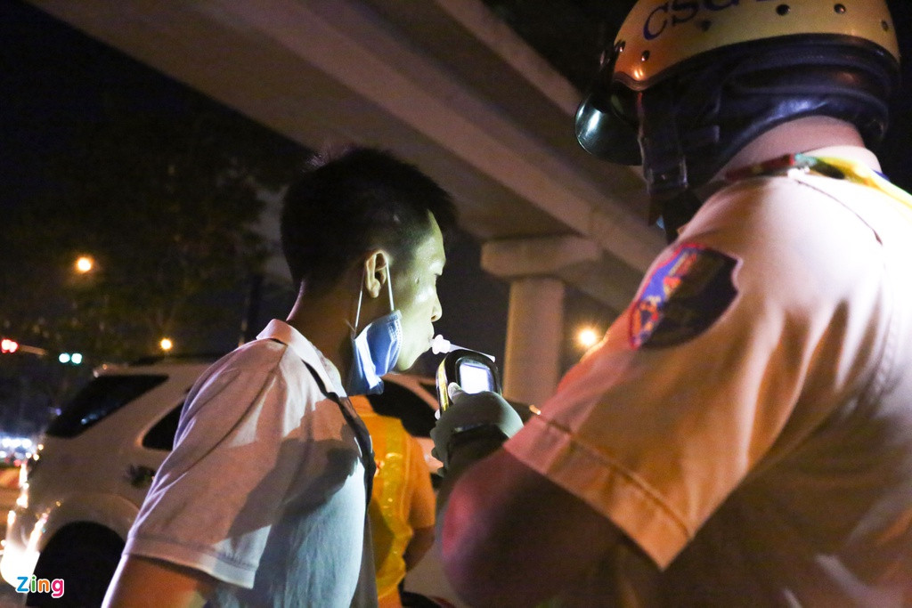 Việc kiểm tra nồng độ cồn được CSGT thực hiện trong khoảng 3 phút. Nếu không vi phạm, tài xế được tiếp tục hành trình. Mỗi lượt kiểm tra, tài xế được CSGT cấp một ống thổi mới để đảm bảo vệ sinh. 