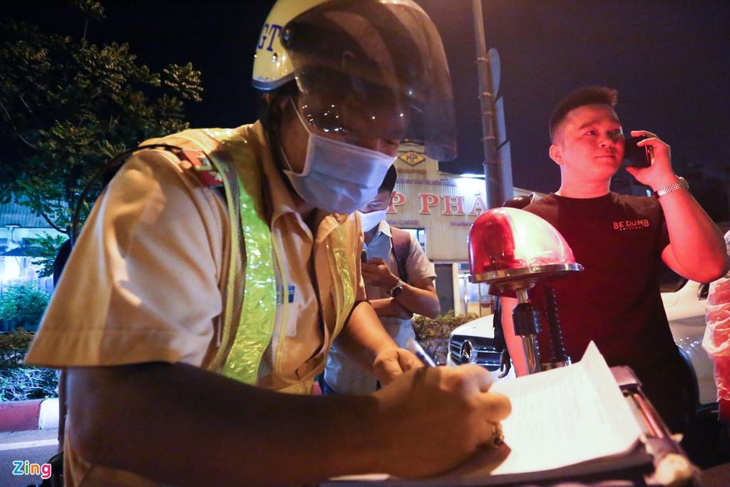 "Sáng nay tôi có ngồi uống với bạn bè 3 ly bia và về nhà nghỉ ngơi. Tối thì chạy xe từ quận Gò Vấp xuống TP Thủ Đức đi công việc thì bị kiểm tra. Tôi không nghĩ uống một ít bia từ sáng và đến khuya vẫn bị vi phạm", tài xế Đức nói.