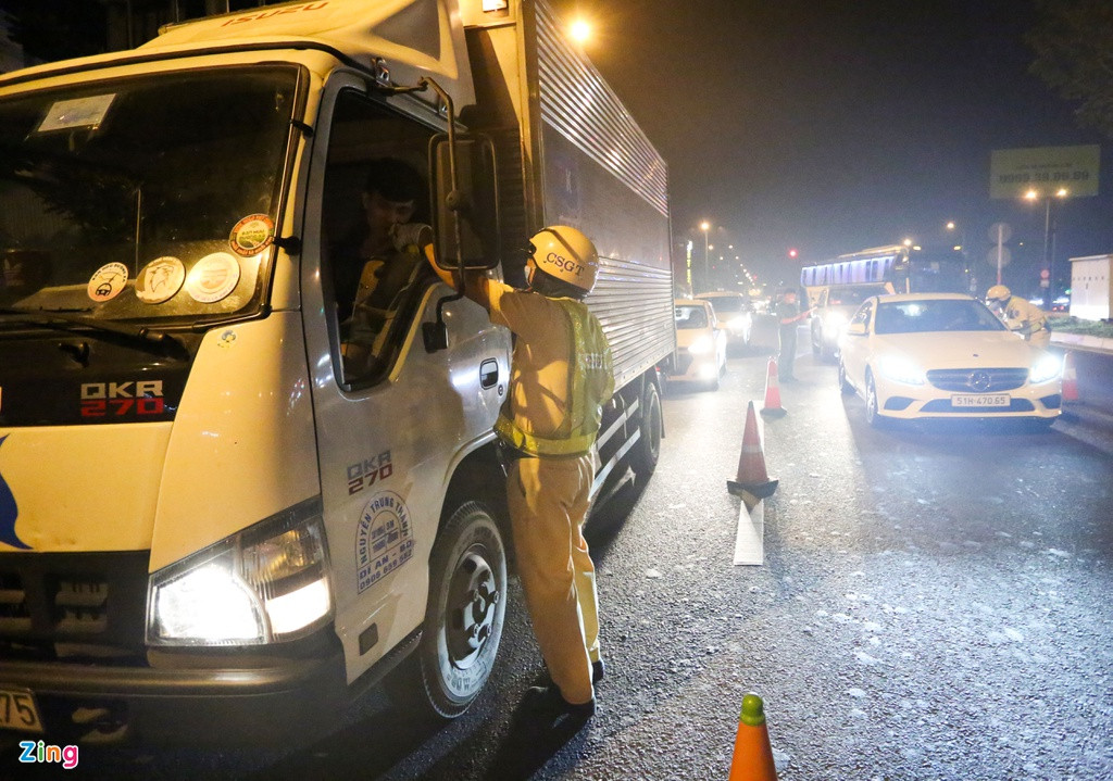 Đến 0h ngày 17/1, Đội CSGT Tuần tra dẫn đoàn tổng kiểm tra 155 ôtô và một xe máy. Trong đó, CSGT phát hiện một tài xế ôtô và một người lái xe máy vi phạm. 