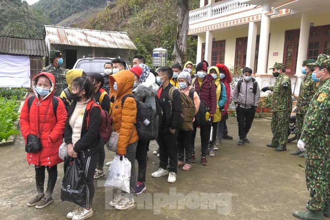  Biên phòng Lào Cai bắt giữ 35 người nhập cảnh trái phép: Rạng sáng 17/1, tại xã Tả Ngài Chồ, huyện Mường Khương, Đồn Biên phòng Pha Long - Bộ đội Biên phòng tỉnh Lào Cai phát hiện và bắt giữ 35 người nhập cảnh trái phép từ Trung Quốc vào Việt Nam. Nhóm người này gồm 17 nam và 18 nữ (phần lớn sinh năm 1999 đến 2003), chủ yếu là người dân tộc thiểu số đang sinh sống trên địa bàn thuộc các huyện nội địa của tỉnh Lào Cai. 