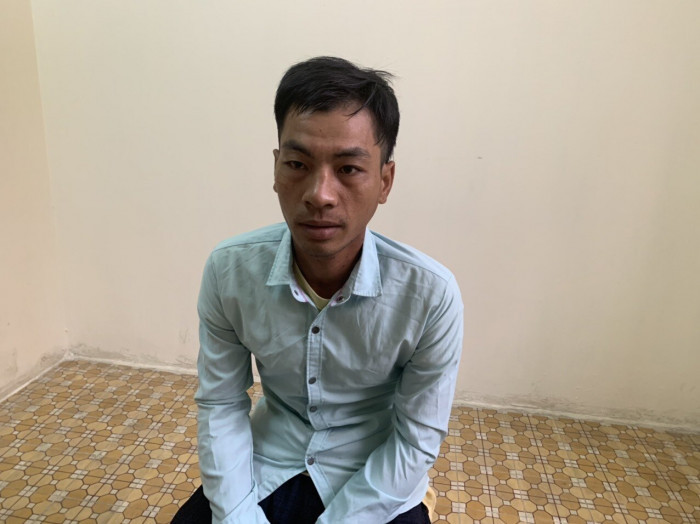  Thanh niên 9X đâm chết bạn nhậu: Do mâu thuẫn trong lúc nhậu, Trần Văn Xem (29 tuổi, quê Kiên Giang) đã dùng con dao cạo mủ cao su đâm anh Đặng Văn N. (31 tuổi, ngụ huyện Châu Thành, tỉnh Tây Ninh) tử vong rồi bỏ trốn về tỉnh Kiên Giang. Hôm nay, Công an tỉnh Tây Ninh đã khởi tố vụ án, bắt tạm giam Xem để điều tra về hành vi giết người.