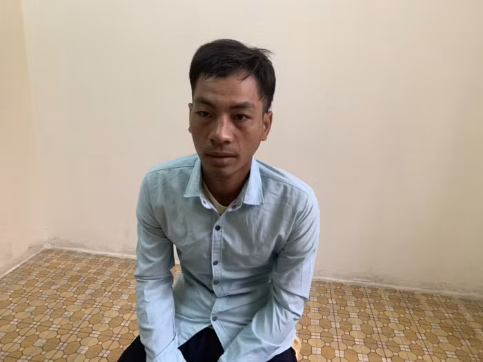  Thanh niên 9X đâm chết bạn nhậu: Do mâu thuẫn trong lúc nhậu, Trần Văn Xem (29 tuổi, quê Kiên Giang) đã dùng con dao cạo mủ cao su đâm anh Đặng Văn N. (31 tuổi, ngụ huyện Châu Thành, tỉnh Tây Ninh) tử vong rồi bỏ trốn về tỉnh Kiên Giang. Hôm nay, Công an tỉnh Tây Ninh đã khởi tố vụ án, bắt tạm giam Xem để điều tra về hành vi giết người.