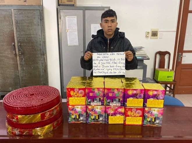  Bị bắt quả tang khi đang vận chuyển 36 kg pháo nổ giữa đêm: Tại khu vực xã Đình Xuyên,huyện Gia Lâm (Hà Nội) Công an huyện Gia Lâm đã phát hiện Nguyễn Văn Tùng (SN 2001; trú tại Bố Hạ, Yên Thế, Bắc Giang)đang vận chuyển nhiều thùng carton từ trên xe máy xuống dưới lòng đường. Bên trong thùng carton có 18 khối hình hộp có 36 ống trụ tròn và 4 cuộn hình tròn màu đỏ, mỗi cuộn dài 39 cm nghi là pháo nổ. Hiện, Công an huyện Gia Lâm đang tạm giữ Tùng để điểu tra về hành vi buôn bán hàng cấm là pháo nổ.