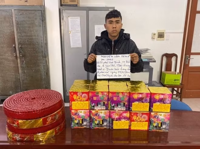  Bị bắt quả tang khi đang vận chuyển 36 kg pháo nổ giữa đêm: Tại khu vực xã Đình Xuyên,huyện Gia Lâm (Hà Nội) Công an huyện Gia Lâm đã phát hiện Nguyễn Văn Tùng (SN 2001; trú tại Bố Hạ, Yên Thế, Bắc Giang)đang vận chuyển nhiều thùng carton từ trên xe máy xuống dưới lòng đường. Bên trong thùng carton có 18 khối hình hộp có 36 ống trụ tròn và 4 cuộn hình tròn màu đỏ, mỗi cuộn dài 39 cm nghi là pháo nổ. Hiện, Công an huyện Gia Lâm đang tạm giữ Tùng để điểu tra về hành vi buôn bán hàng cấm là pháo nổ.