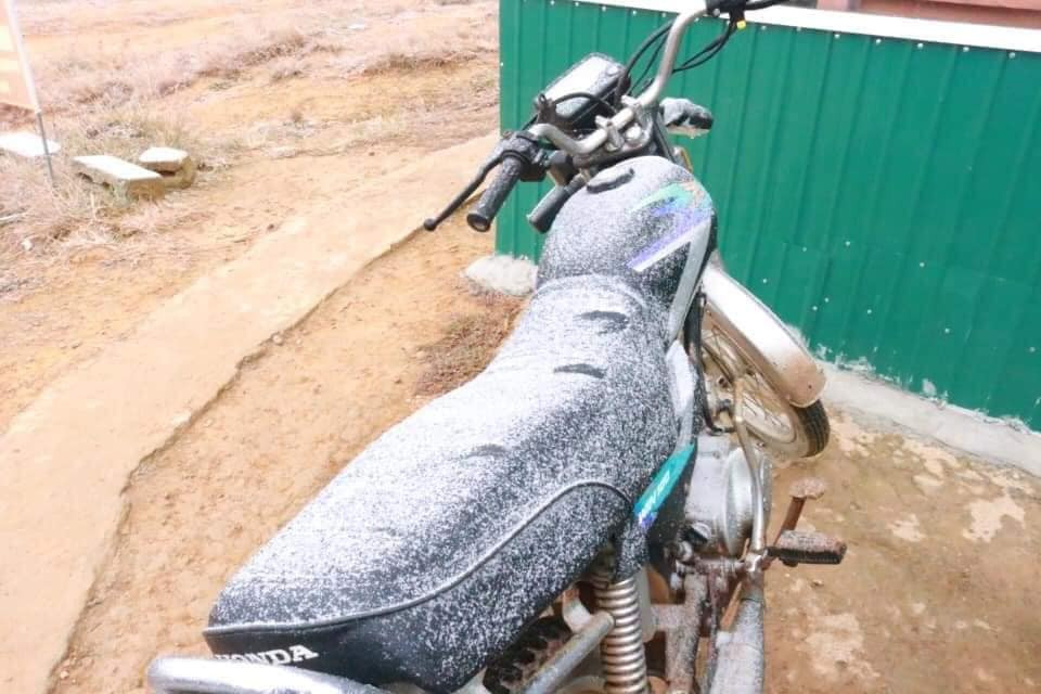 Chiếc xe máy cũng bị phủ kín tuyết.