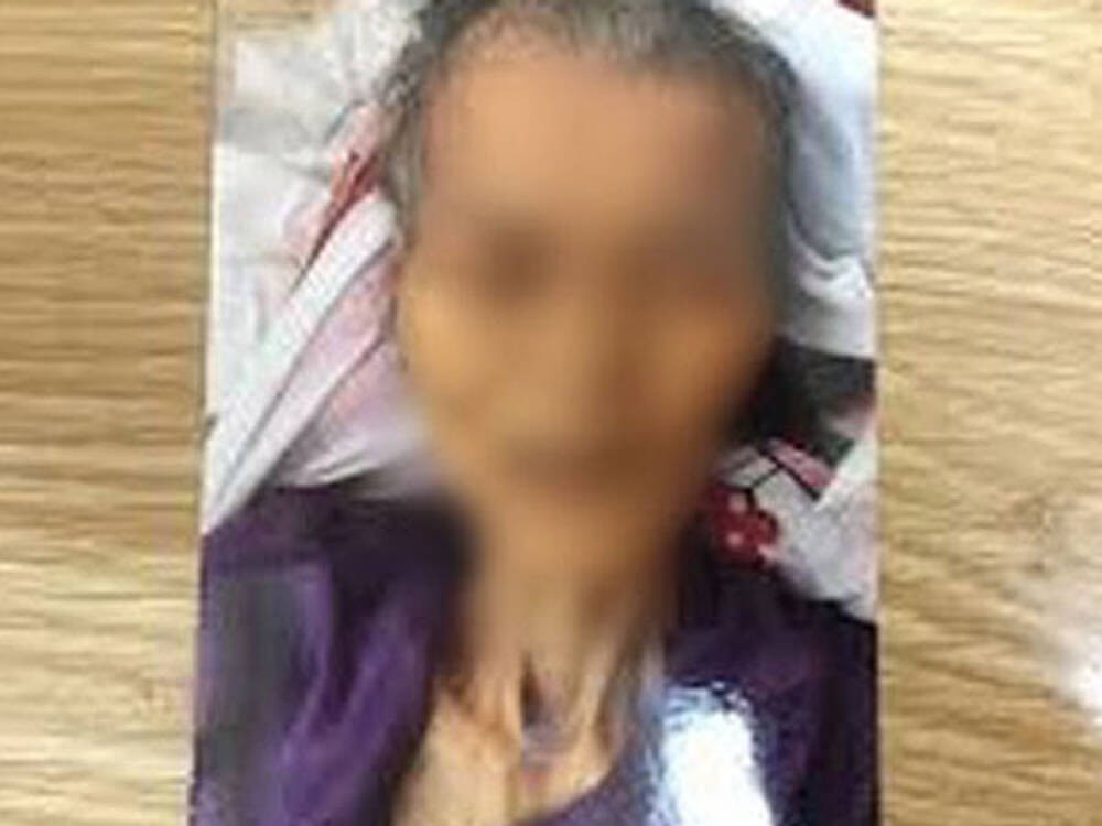  Bí ẩn thi thể cụ bà trên 70 tuổi tử vong trong khuôn viên nhà văn hóa: Trong quá trình đi làm đồng, một số người dân địa phương đã phát hiện thi thể cụ bà trong khuôn viên nhà văn hóa thôn Quang Lâm (xã Đại Hóa, huyện Tân Yên, tỉnh Bắc Giang). Nạn nhân khoảng ngoài 70 tuổi, tóc hoa râm cắt ngang vai, cao khoảng 1,5m; trên người mặc áo dài tay màu tím có điểm hoa, quần vải lụa màu đen có điểm hoa. Hai chân, hai tay đi tất màu ghi pha đen. Hôm đây, Công an huyện Tân Yên cho biết đang điều tra, làm rõ.