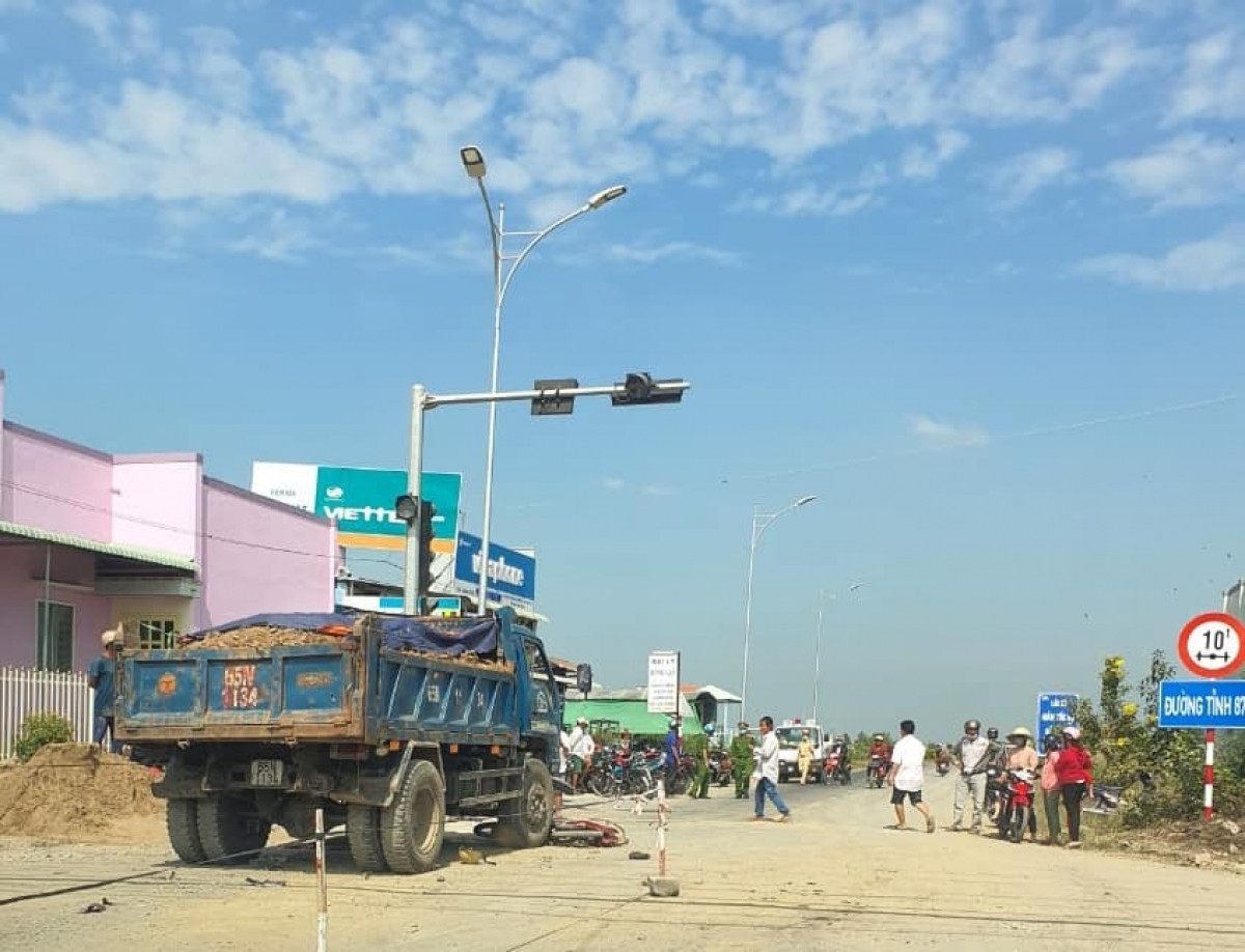  Ô tô tải tông vào xe gắn máy làm 2 người thương vong: Khoảng 10h ngày 13/1, xe tải do tài xế Nguyễn Văn Chọn (sinh 1990, quê tỉnh Kiên Giang) điều khiển đi tới xã Bình Tân, huyện Gò Công Tây thì va chạm với xe gắn máy do chị Phan Thị Nhi ( sinh 1989, ngụ xã Bình Tân, huyện Gò Công Tây) điều khiển. Vụ việc khiến bé 4 tuổi ngồi sau xe gắn máy tử vong tại chỗ. Riêng chị Phan Thị Nhi bị thương nặng phải chuyển bệnh viện cấp cứu.