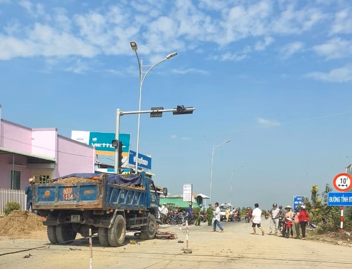  Ô tô tải tông vào xe gắn máy làm 2 người thương vong: Khoảng 10h ngày 13/1, xe tải do tài xế Nguyễn Văn Chọn (sinh 1990, quê tỉnh Kiên Giang) điều khiển đi tới xã Bình Tân, huyện Gò Công Tây thì va chạm với xe gắn máy do chị Phan Thị Nhi ( sinh 1989, ngụ xã Bình Tân, huyện Gò Công Tây) điều khiển. Vụ việc khiến bé 4 tuổi ngồi sau xe gắn máy tử vong tại chỗ. Riêng chị Phan Thị Nhi bị thương nặng phải chuyển bệnh viện cấp cứu.