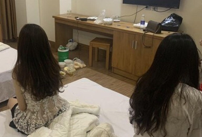  Bắt nhóm đối tượng tổ chức bán dâm, ‘bay lắc’ cho dân chơi trong khách sạn: Cơ sở kinh doanh khách sạn, massage Luna Hotel Private (phường Chánh Nghĩa, TP Thủ Dầu Một, tỉnh Bình Dương) do ông Đ.N.A (SN: 1978, ngụ TP HCM) đứng tên giấy phép kinh doanh, bắt đầu hoạt động từ năm 2011 cho đến nay. Cơ sở này đã tổ chức bán dâm, tiệc “bay lắc” cho dân chơi trong khách sạn. Hôm nay, Công an TP Thủ Dầu Một cho biết đang củng cố hồ sơ để sử lý nhóm đối tượng. 